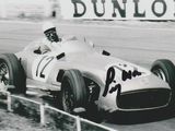une photo en noir et blanc d'un homme au volant d'une voiture de course