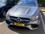La Mercedes Classe S est garée sur un parking, à côté d'autres voitures