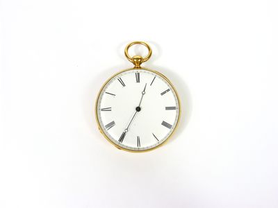 une montre de poche en or avec des chiffres romains sur le cadran