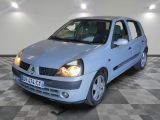 la photo d'une voiture bleue garée dans un garage