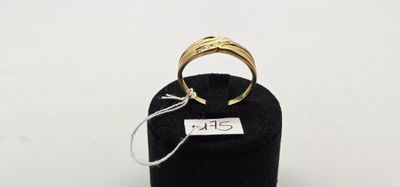 une bague en or posée sur un présentoir noir, accompagnée d'une étiquette