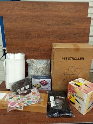 de nombreux objets posés sur une table en bois