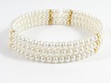 gros plan d'un bracelet avec des perles sur fond blanc