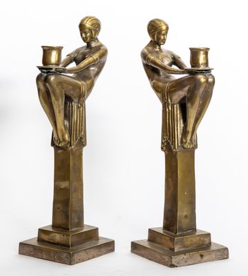 paire de figurines antiques en bronze représentant une femme tenant une coupe