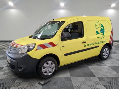 La camionnette jaune est garée dans une grande pièce dont le sol est recouvert d'un carrelage à damier noir et blanc.