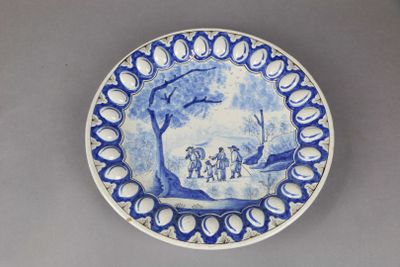 une assiette bleue et blanche avec une photo de personnes dessus