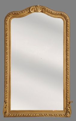 un grand miroir à cadre doré orné d'un motif décoratif