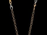 gros plan d'un collier sur fond noir