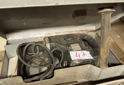 une boîte contenant un tas d'outils
