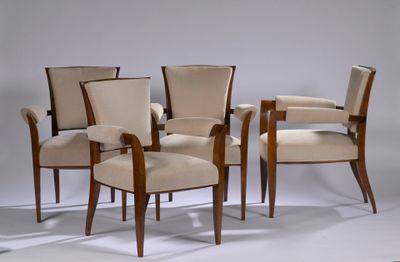 quatre chaises avec un revêtement beige, revêtement beige, revêtement beige, revêtement beige, revêtement beige, revêtement beige, revêtement beige, revêtement beige