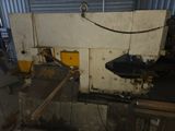 une photo d'une machine qui travaille sur une pièce de métal