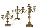 trois chandeliers anciens en laiton avec des bougies, sur fond blanc