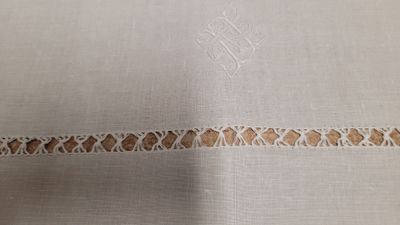 une photo en gros plan d'un morceau de lin orné d'une bordure au crochet