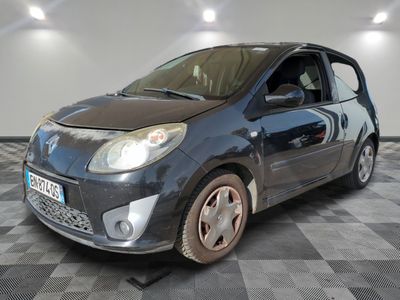 la photo d'une petite voiture garée dans un garage