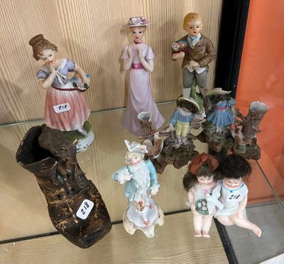 de nombreuses figurines exposées dans une vitrine