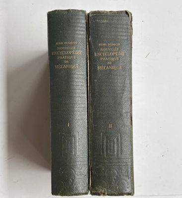 deux livres posés côte à côte sur une table