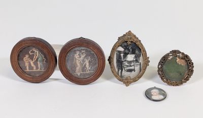trois photos encadrées représentant un homme, une femme et un coquillage