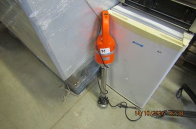 un cordon orange fixé sur le côté d'un réfrigérateur