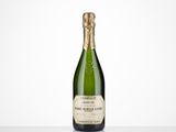 une bouteille de champagne posée sur une table