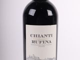 la bouteille de vin rouge est posée sur la table