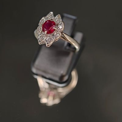 Gros plan sur une bague contenant une pierre rouge
