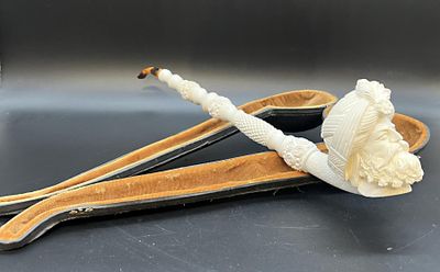 une pipe et une paire de pinces posées sur une table