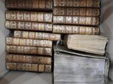 une boîte remplie de vieux livres posée sur une table