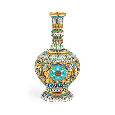 un vase posé sur une surface blanche