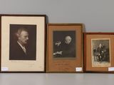 trois photos encadrées représentant des hommes, posées les unes à côté des autres sur une étagère