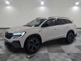 le 4x4 blanc est garé sur un carrelage à carreaux