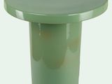 une table verte avec un plateau blanc sur fond blanc
