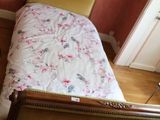 un lit qui se trouve dans une chambre avec un parquet