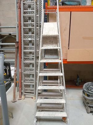 une photo d'un escalier dans un entrepôt
