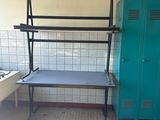 deux casiers et une table dans une petite pièce