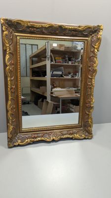 un miroir posé sur une table dans une pièce