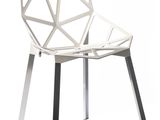 une chaise blanche ornée d'un motif géométrique