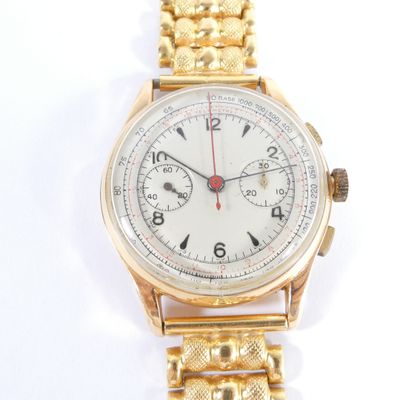 une montre-bracelet en or avec un cadran blanc sur une surface blanche