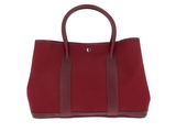 un sac fourre-tout rouge sur fond blanc
