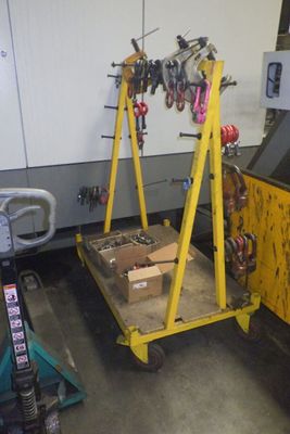 un chariot chargé d'outils dans un garage
