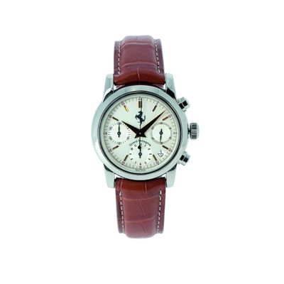 gros plan d'une montre sur fond blanc