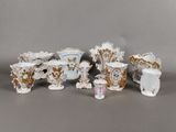 de nombreux vases en porcelaine de styles variés sur la table