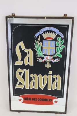 une enseigne sur laquelle on peut lire « La Slavia – ici, pour les gourmets »