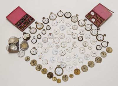 de nombreux modèles différents de montres de poche disposés en cercle