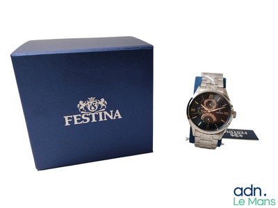 une photo d'une montre dans une boîte bleue et une montre dans une boîte bleue