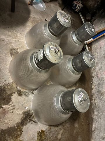 Cinq luminaires 