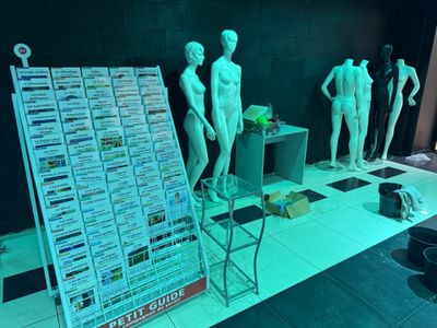 de nombreux mannequins exposés dans une pièce