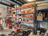 un garage rempli d'une multitude d'objets en tout genre