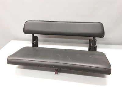 une photo d'un siège de voiture posé sur une table