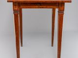 une petite table avec un plateau en bois sur fond blanc