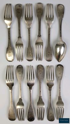 beaucoup de fourchettes et de cuillères sur la table